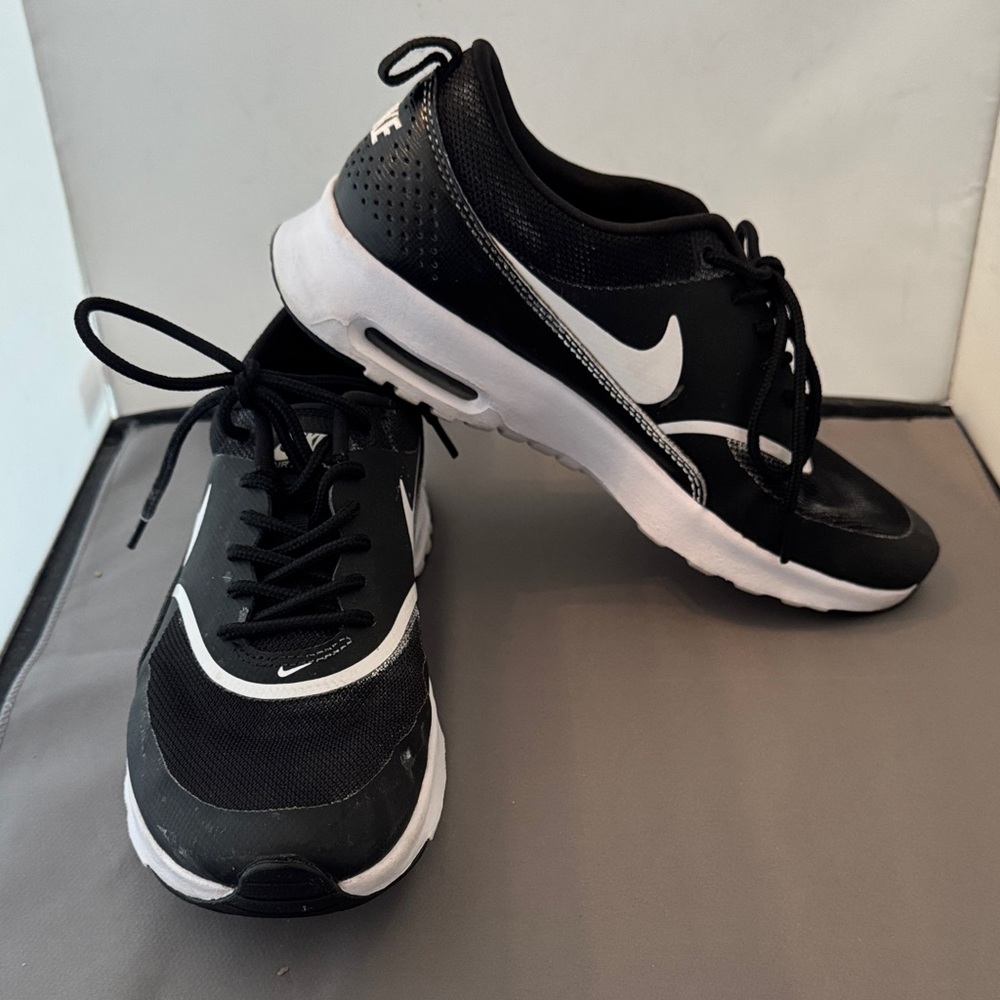 Nike Dual-Tone Black and White Athletic Shoes women’s size 8